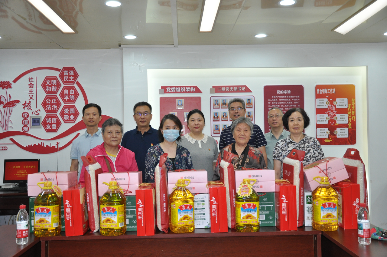 江苏信保租赁及资产联合党支部开展困难党员走访慰问活动(图2) 7.3-2.png